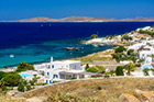 Mykonos. Widok z góry na plażę Agios Ioannis i zbudowane wzdłuż niej wille i hotele. - foto: wnieznane.pl
