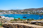 Mykonos. Okolice położonej w południowo-zachodniej części wyspy Ornos Beach. W tle plaża Ornos. - foto: wnieznane.pl