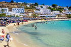 Mykonos. Złoty piasek i turkusowa woda na plaży Platis Gialos. - foto: wnieznane.pl