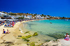 Mykonos. Złoty piasek i turkusowa woda na plaży Platis Gialos. - foto: wnieznane.pl
