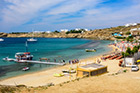 Mykonos. Bardzo popularna plaża Paradise Beach. Można stąd popłynąć statkiem na inne plaże lub do stolicy wyspy. - foto: wnieznane.pl