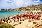 Mykonos. Plaża Super Paradise - jedna z najchętniej odwiedzanych na Mykonos. - foto: wnieznane.pl