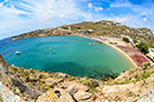 Mykonos. Plaża Super Paradise - jedna z najchętniej odwiedzanych na Mykonos. - foto: wnieznane.pl