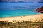 Mykonos. Piaszczysta plaża Agios Sostis w północnej części wyspy. - foto: wnieznane.pl