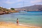 Mykonos. Piaszczysta plaża Agios Sostis. - foto: wnieznane.pl