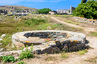 Mykonos. Na terenie starożytnych ruin na wyspie Delos. - foto: wnieznane.pl