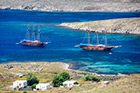 Mykonos. Statki cumujące przy wyspie Delos. - foto: wnieznane.pl