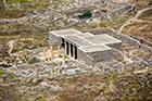 Mykonos. Na terenie starożytnych ruin na wyspie Delos. - foto: wnieznane.pl