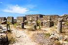 Mykonos. Na terenie starożytnych ruin na wyspie Delos. - foto: wnieznane.pl