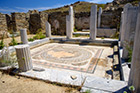 Mykonos. Na terenie starożytnych ruin na wyspie Delos. - foto: wnieznane.pl