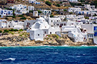 Mykonos. Nietypowa bryła kościoła Panagia Paraportiani w stolicy wyspy. - foto: wnieznane.pl