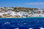 Mykonos. Stolica wyspy widziana od strony morza. - foto: wnieznane.pl