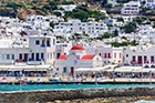 Mykonos. Stolica wyspy ze starym portem widziana od strony morza. - foto: wnieznane.pl