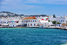 Mykonos. Stolica wyspy ze starym portem widziana od strony morza. - foto: wnieznane.pl