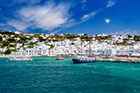 Mykonos. Stolica wyspy ze starym portem widziana od strony morza. - foto: wnieznane.pl