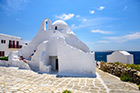 Mykonos. Nietypowa bryła kościoła Panagia Paraportiani w stolicy wyspy. - foto: wnieznane.pl