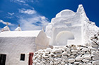 Mykonos. Nietypowa bryła kościoła Panagia Paraportiani. - foto: wnieznane.pl