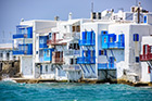 Mykonos. Little Venice - weneckie domy z balkonami obmywane przez morskie fale. - foto: wnieznane.pl
