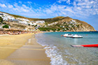Mykonos. Piaszczysta plaża Elia Beach na południu wyspy. - foto: wnieznane.pl