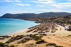 Mykonos. Piaszczysta plaża Elia Beach na południu wyspy. - foto: wnieznane.pl