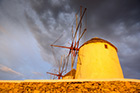 Mykonos. Wiatraki w stolicy wyspy w promieniach zachodzącego słońca. - foto: wnieznane.pl