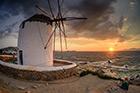 Mykonos. Zachód słońca widziany z okolic wiatraków w stolicy wyspy. - foto: wnieznane.pl