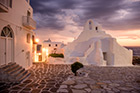 Mykonos. Kościół Panagia Paraportiani na tle wspaniałego zachodu słońca. - foto: wnieznane.pl