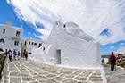 Mykonos. Kościół Panagia Portiani wyróżnia się nietypową bryłą. - foto: wnieznane.pl