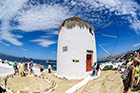 Mykonos. Panorama stolicy wyspy. Na pierwszym planie wiatrak będący częścią muzeum Mylos tou Boni. - foto: wnieznane.pl
