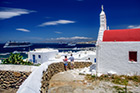 Mykonos. Kościółek w stolicy wyspy, zbudowany w tradycyjnym cykladzkim stylu. - foto: wnieznane.pl