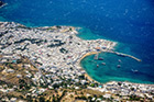 Mykonos. Widok na stolicę wyspy z samolotu. - foto: wnieznane.pl