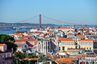 Lizbona. Zamek św. Jerzego. Widok na miasto (w tle most 25 kwietnia). - foto: wnieznane.pl