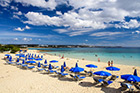 Cypr jesienią. Piaszczysta, duża plaża Makronissos Beach, położona w okolicy miejscowości Ayia Napa. - foto: wnieznane.pl