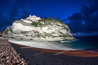 Kalabria. Tropea i Santuario di Santa Maria dell'Isola wieczorową porą. - foto: wnieznane.pl