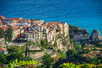 Kalabria. Wspaniały widok na zabudowania w Tropei. - foto: wnieznane.pl