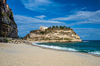 Kalabria. Santuario di Santa Maria dell'Isola w Tropei. - foto: wnieznane.pl