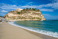 Kalabria. Santuario di Santa Maria dell'Isola w Tropei. - foto: wnieznane.pl