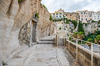 Kalabria. Wejście na wysepkę w Tropei. - foto: wnieznane.pl