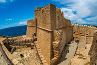 Kalabria. Zamek aragoński w miejscowości Le Castella. - foto: wnieznane.pl