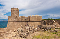 Kalabria. Zamek aragoński w miejscowości Le Castella. - foto: wnieznane.pl