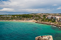 Kalabria. Piaszczysta plaża w miejscowości Le Castella. - foto: wnieznane.pl