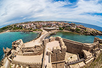 Kalabria. Zamek aragoński w miejscowości Le Castella. - foto: wnieznane.pl