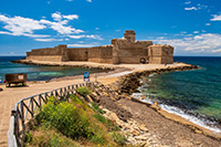 Kalabria. Zamek aragoński w miejscowości Le Castella. - foto: wnieznane.pl