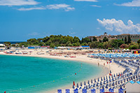 Kalabria. Długa plaża z jasnym, gruboziarnistym piaskiem w Soverato. - foto: wnieznane.pl