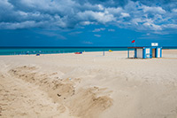 Kalabria. Turkusowa woda i biały gruby piasek w Soverato. - foto: wnieznane.pl