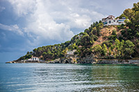 Kalabria. Otoczona górami plaża Copanello ze szmaragdową wodą. - foto: wnieznane.pl