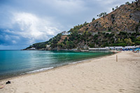 Kalabria. Otoczona górami plaża Copanello ze szmaragdową wodą. - foto: wnieznane.pl