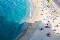 Kalabria. Plaża w Tropei jest chętnie odwiedzana przez turystów. - foto: wnieznane.pl