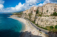 Kalabria. Widok na malowniczą miejscowość Tropea. - foto: wnieznane.pl