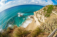 Kalabria. Piaszczysto-żwirowa plaża w słynnej miejscowości Tropea. - foto: wnieznane.pl